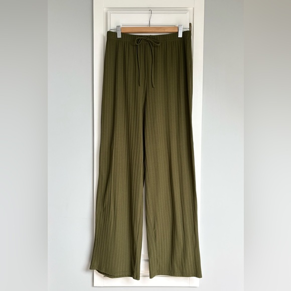 Womens Three-Piece Ribbed Lounge Set - Picture 11 of 16